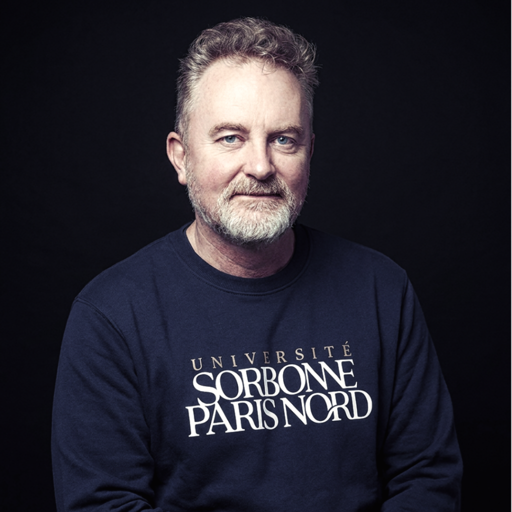 Portrait de Yann Bonizec, maître de conférences associé en sciences de l'information et de la communication, portant un sweat de l'Université Sorbonne Paris Nord sur fond noir.
